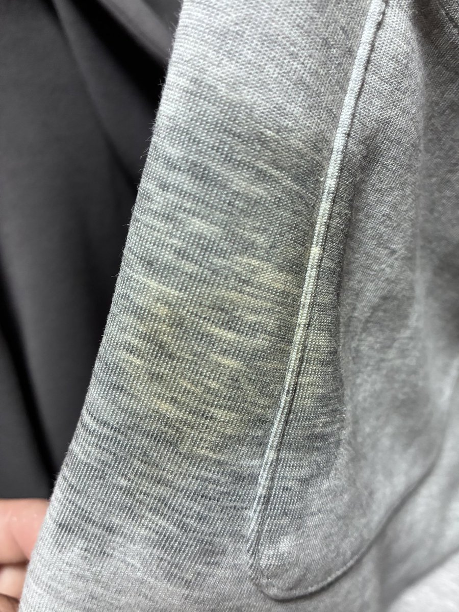 memo_desun's tweet photo. ポッケにタバコ入れっぱなしにしてたらズボンに色付いちゃったぁぁ
誰か色落とす方法ない？有識者求む https://t.co/GwOMuKz9rT