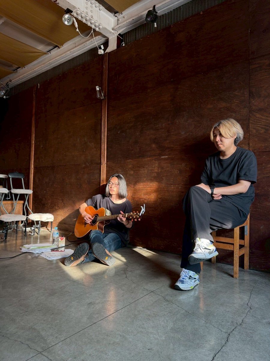 hase0616's tweet photo. 關さんに生演奏をしてもらえて本当に良かったし、大谷さんに演出助手をしてもらえて本当に良かった。そして、山田薫さんに借りた積み木が大活躍だった。

エンニュイメンバーの市川フーが来てくれたのも、ワークショップで知り合った方々がたくさん来てくれたのも本当に嬉しかった。

最後の公演までの間で時間が少し空いて、空腹だったから、フーにご飯行こう下で待っててと��えたら、氷結ロング缶を一本頭上に掲げて歩いてきた。

仕方なくそれを路上飲みながら会話して会場に戻ろうとしたら、野村さんに見つかって「千秋楽の前に酒飲んでる演出家初めてだよ」と言われた。

僕も人生初です。