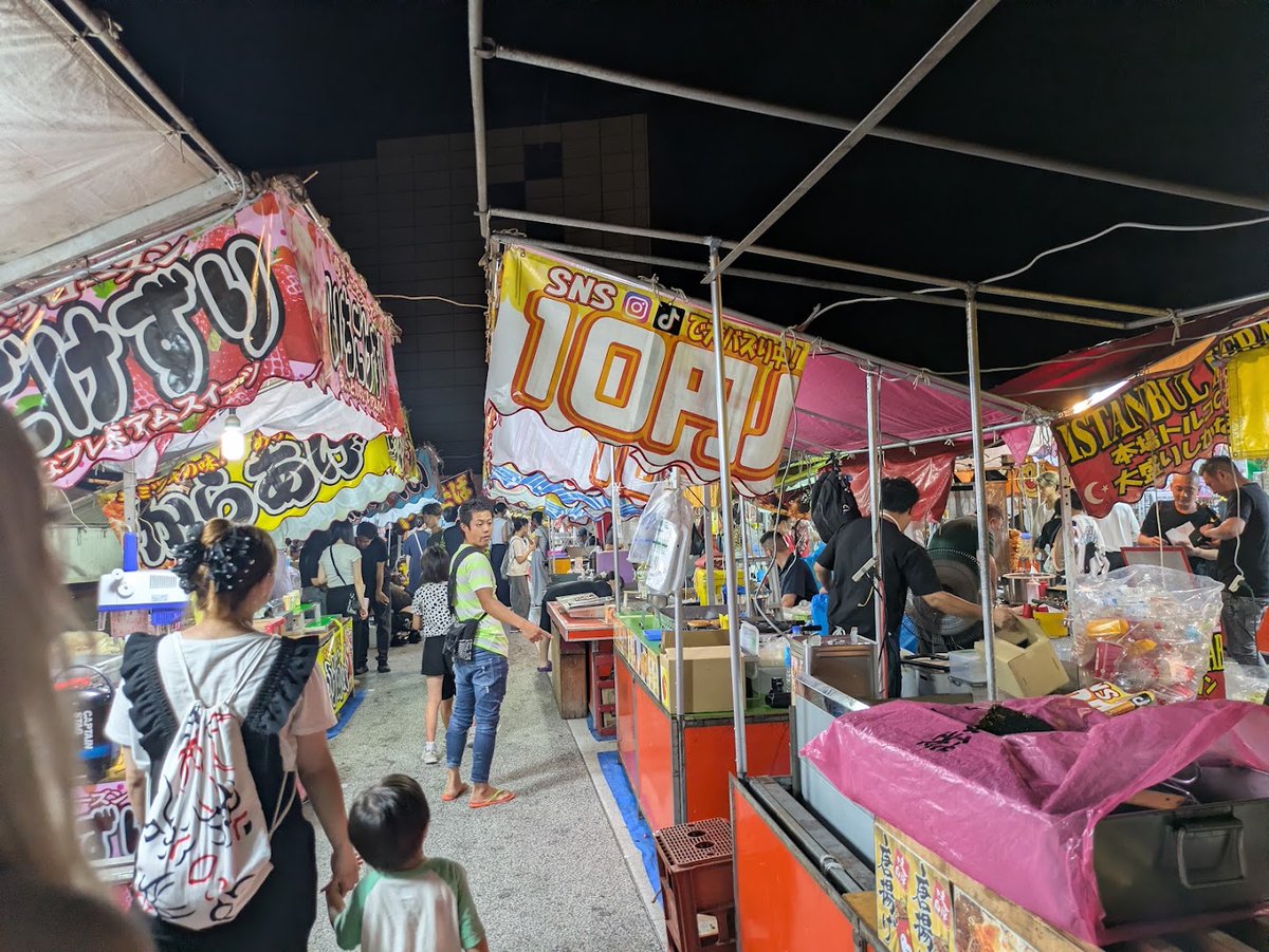 kinoneran's tweet photo. 成田祗園祭、駅前のアパホテル（♨あり）に友人と二人で泊る。参道は祭囃子と人で溢れて大混雑。はぐれないように手を繋ぎ（老々介護？）見物と食べ歩き。疲れたらホテルで休憩。初日夜山門近くの鰻屋火事で祭りが一時中止になったが、息子は山車の上で踊り孫達は山車を引き、あ～楽しかった！ https://t.co/QYY8dRaKRy