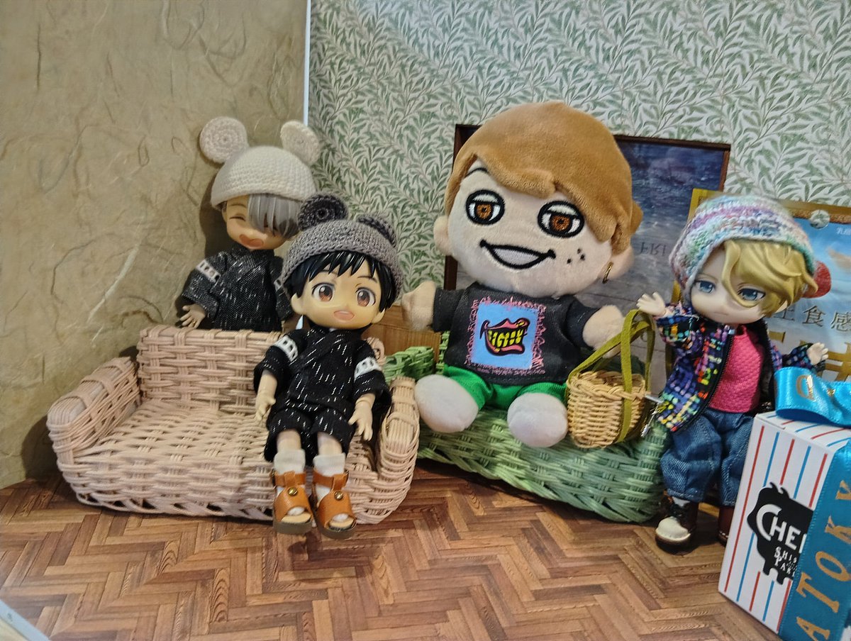 osakamouse's tweet photo. 今日は菜さん @Csai6363 と菜さんの妹さんに、新ワークショップ『クラフトバンドの籐風ソファ』を体験していただきました‼️
まだまだ試作の続きなので、色々手際も悪かったのにお二人とも完成✨
参考意見もありがたかったです💕
ねんどーるリチャさん、ぬいちゃんも座れました‼️ https://t.co/IPWOceRFkO