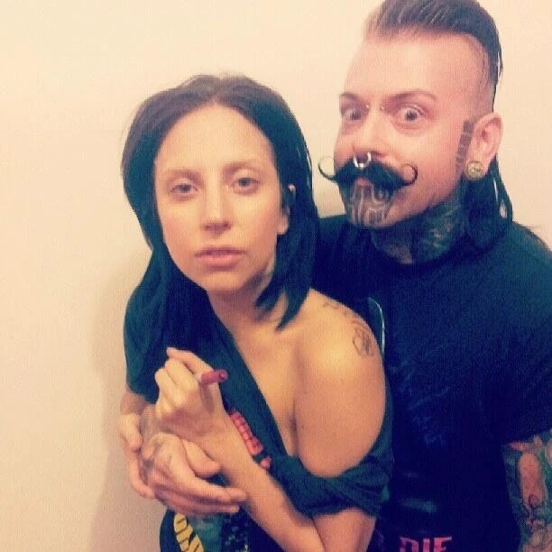 igrolinho's tweet photo. Há 13 anos, Lady Gaga fazia o icônico furo no septo da era ARTPOP https://t.co/dzJQSPMEHv