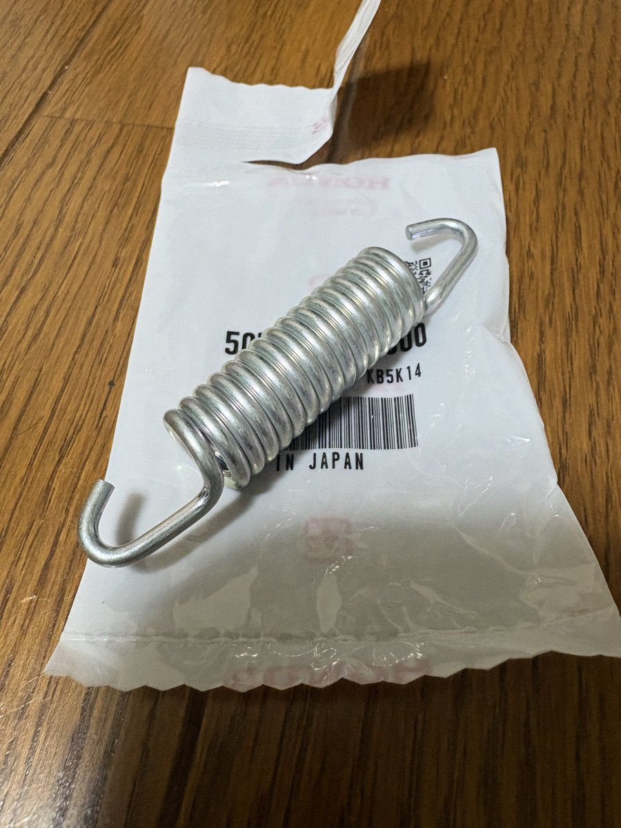 BodL01k7K4DGu4b's tweet photo. DIO ZXのセンタースタンド用のバネが届きました〜♪とても安く数百円で買えてお得でしたが流石新品でガッチガチです！
取り付け出来るかがとても心配🤣

本日も風も無く暑い1日でした☁️
お疲れ様でした〜🙌
#DIOZX https://t.co/Pf3innDCVW