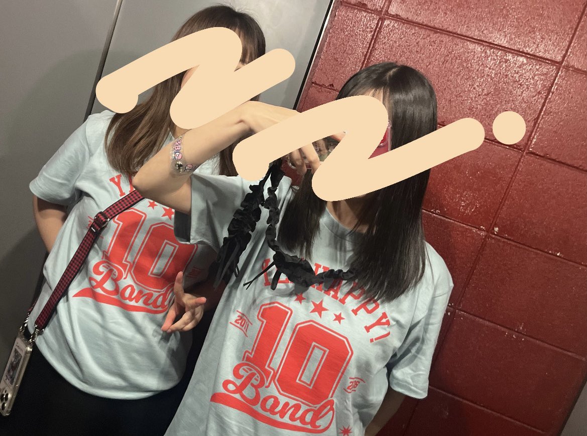 beignet_7's tweet photo. いずれどちらも欲しいところだけどねと何度も言いながら、でも身はひとつなので、この日のお迎えはブルーにしたイエハピバンドTシャツ  配色ロゴの大きさバランス好みすぎて普段から着たいじゃん https://t.co/lGOPztTo8m