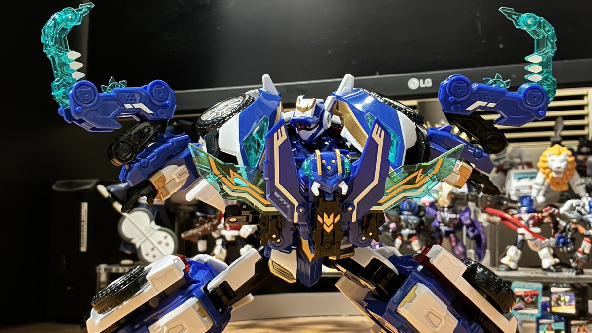 saihatetoshi's tweet photo. メタルカードボット＋虫のシリーズは中国の実写版らしい
ウェポンカードは虫にも変形するのでプレイバリューはオリジナル版以上
武装モードはクリアパーツの使い方が秀逸で非常にカッコいいです
ブルーコップらしい大型クロー形態もあるのが嬉しい
ブルーコップはグランブルーレオンへの合体機能がないS版ベースなので腕にロール軸がない以外はよく動きます