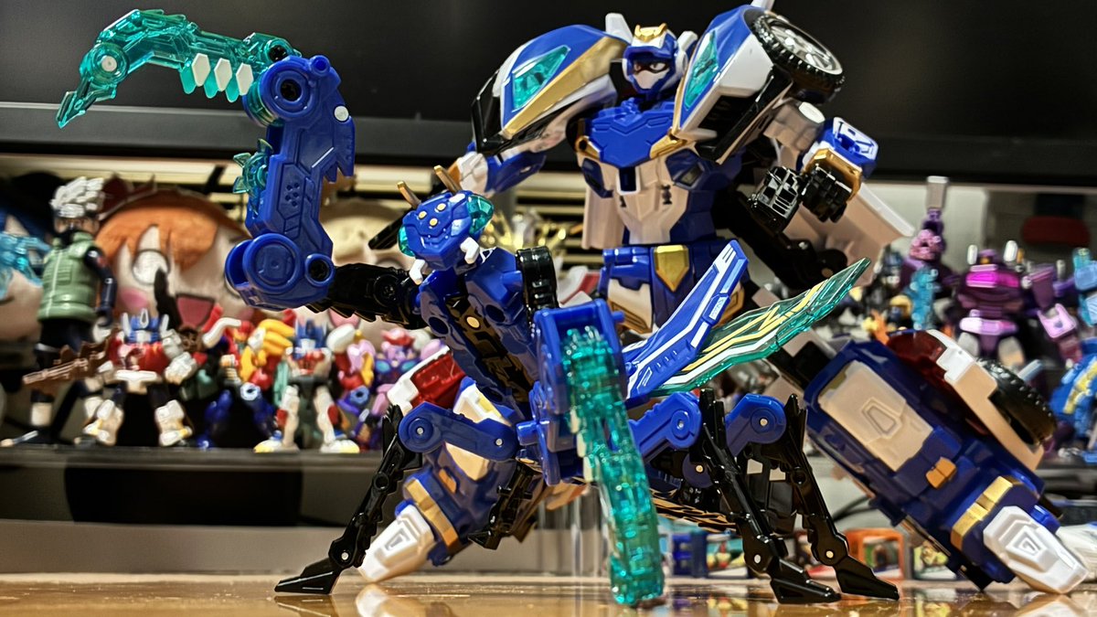 saihatetoshi's tweet photo. メタルカードボット＋虫のシリーズは中国の実写版らしい
ウェポンカードは虫にも変形するのでプレイバリューはオリジナル版以上
武装モードはクリアパーツの使い方が秀逸で非常にカッコいいです
ブルーコップらしい大型クロー形態もあるのが嬉しい
ブルーコップはグランブルーレオンへの合体機能がないS版ベースなので腕にロール軸がない以外はよく動きます