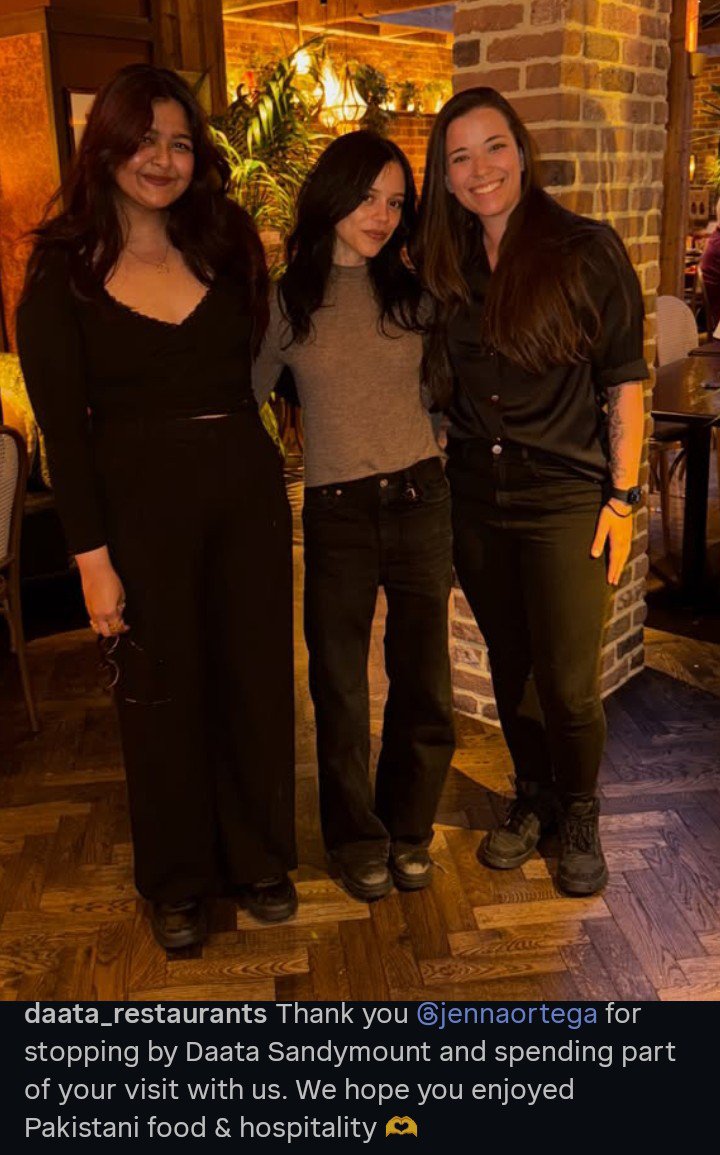 mrsortegaaddams's tweet photo. Os rolês da Jenna Ortega: boates pra falar da situação geopolítica do país com desconhecidos, Pubs para festejar com amigos, conhecer a maior quantidade de culinárias do mundo que ela conseguir, ontem foi comida paquistanesa. E ela sem maquiagem PERFEITA 😮‍💨🤌🏽 https://t.co/vcnAZ4n86R