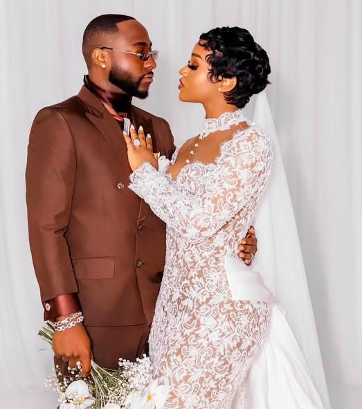 yabaleftonline's tweet photo. "If I enter a shop, I'm leaving with something for my wife. She is the reason I do this" — Davido says as he reveals his wedding ring is his most precious jewelry. https://t.co/deX8Q5Xhty