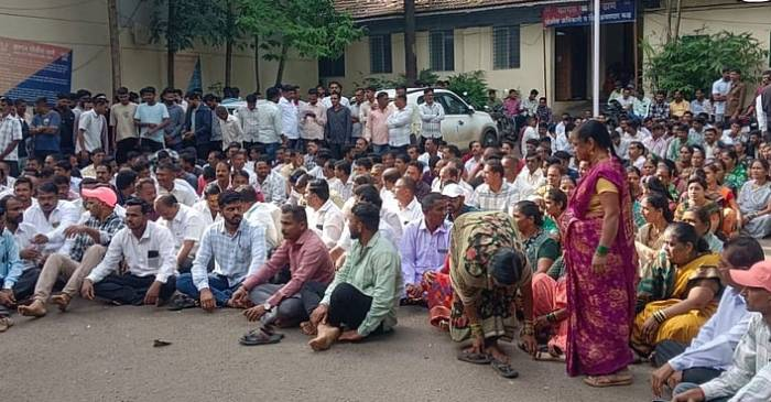 SanatanPrabhat's tweet photo. Villagers march to Kagal (Kolhapur district) Police Station in the ‘Love Jihad’ case and demand that the Hindu young woman be handed over to her parents !

Award the death penalty to the fiend who ruined the life of a Hindu young woman ! – Demand of the villagers

As strict action is not taken in 'Love Jihad' cases, religious fanatics are emboldened and such incidents continue to increase.

At least now, the government is expected to implement an anti-'Love Jihad' law without delay !

#MaharashtraNews #SaveHInduGirls 
@sakal_hindu_