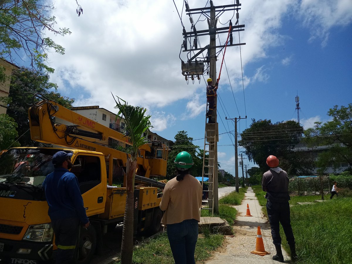 RobertoH_85's tweet photo. La atención a las interrupciones de manera segura es una gran responsabilidad del área de seguridad y salud en el trabajo en la organización. 
Las inspecciones en faena son acciones preventivas para evitar accidentes del trabajo. 
#SanctiSpíritusEnMarcha 
@emp_elect_SS https://t.co/f6ou6MsPUS