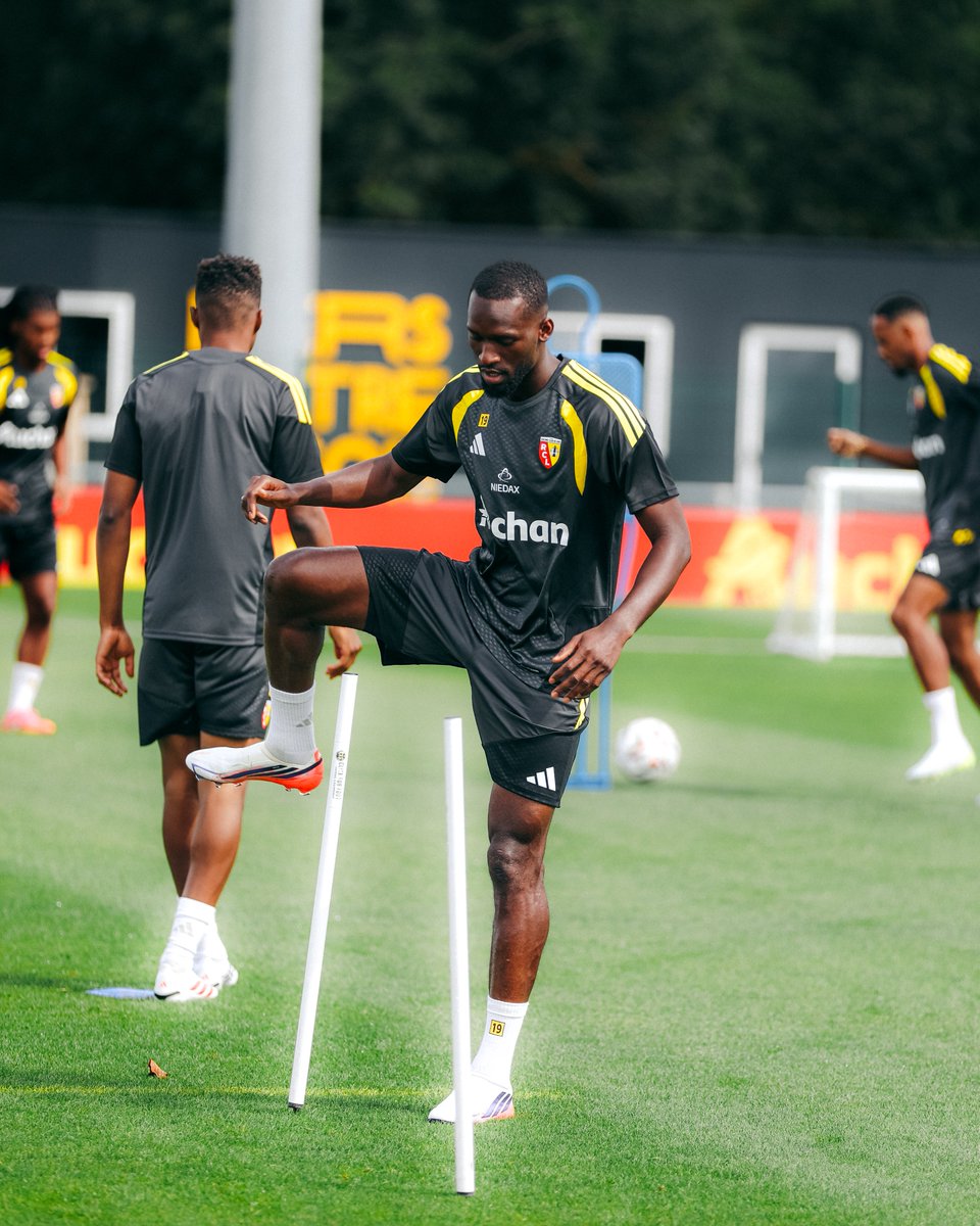 RCLens's tweet photo. Après les 𝒓𝒆𝒕𝒓𝒐𝒖𝒗𝒂𝒊𝒍𝒍𝒆𝒔, place au 𝒕𝒓𝒂𝒗𝒂𝒊𝒍 ⛏️

La première semaine de préparation complète a débuté pour les Sang et Or. 🔛

#𝐏𝐫𝐞́𝐩𝑨𝒓𝒕𝒐𝒊𝒔 https://t.co/X1Uz5xazup