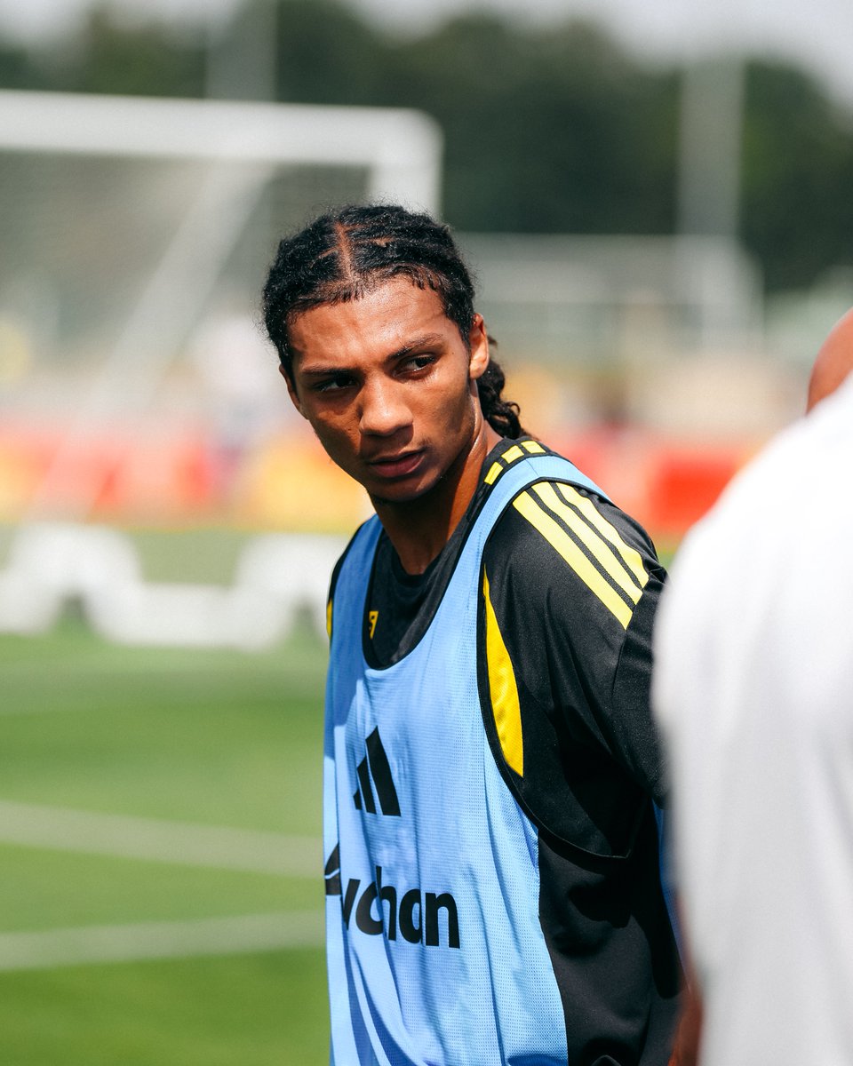 RCLens's tweet photo. Après les 𝒓𝒆𝒕𝒓𝒐𝒖𝒗𝒂𝒊𝒍𝒍𝒆𝒔, place au 𝒕𝒓𝒂𝒗𝒂𝒊𝒍 ⛏️

La première semaine de préparation complète a débuté pour les Sang et Or. 🔛

#𝐏𝐫𝐞́𝐩𝑨𝒓𝒕𝒐𝒊𝒔 https://t.co/X1Uz5xazup