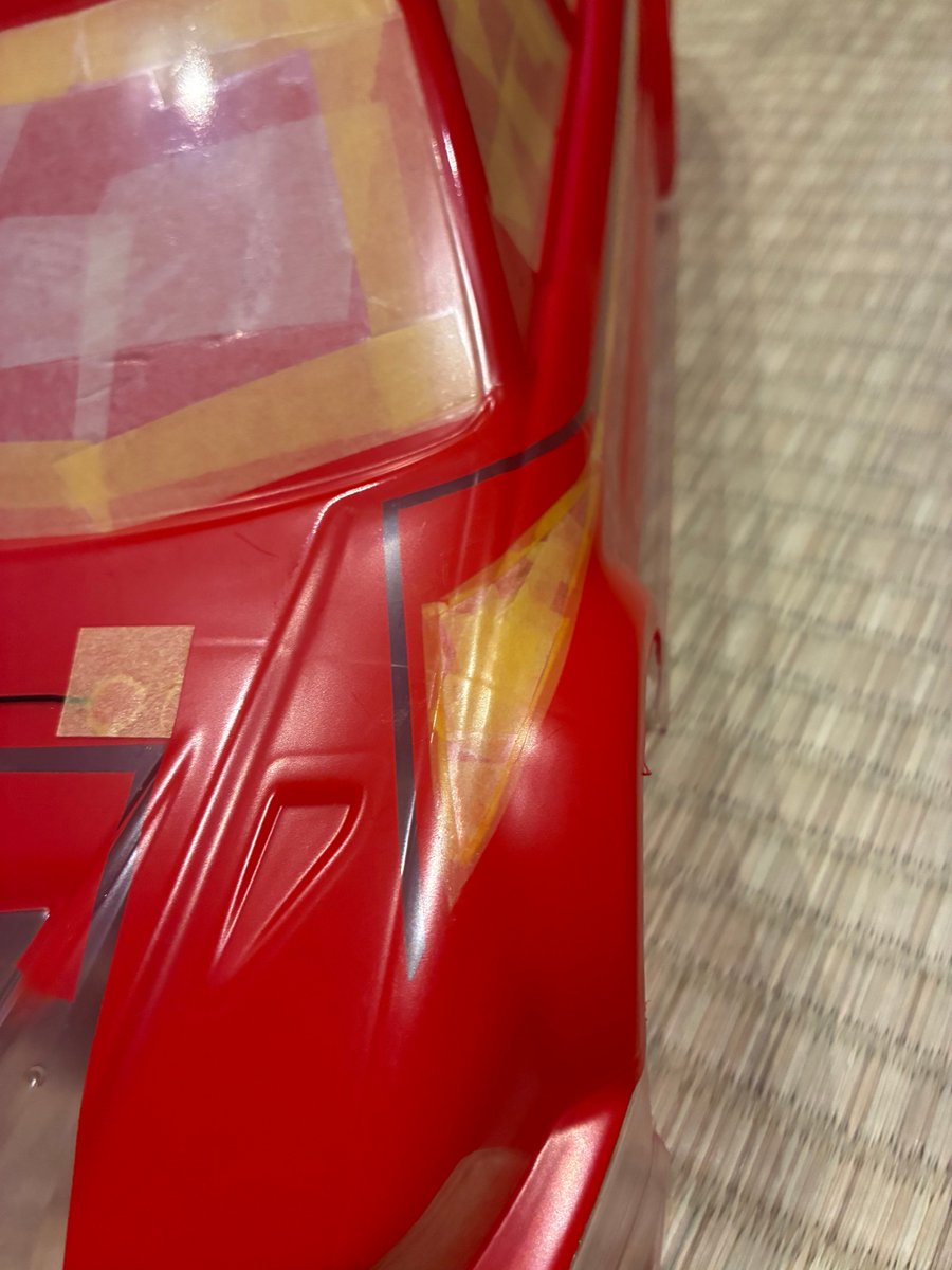 tomokuro2's tweet photo. ランサーエボ5のボディでWRC2001的なのを作ってるよ、マスキングが大変💦 https://t.co/9YNHmePYhM