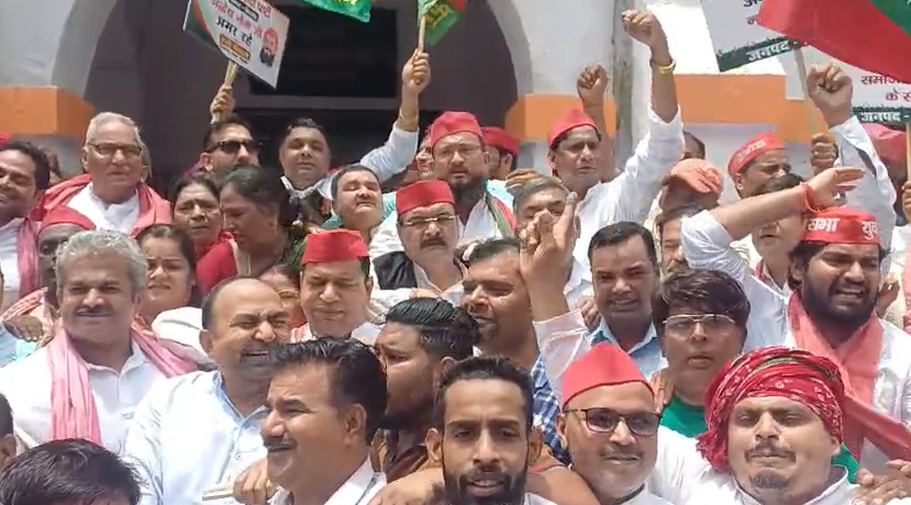 bstvlive's tweet photo. बिजनौर
➡कई मांगों को लेकर सपा का प्रदर्शन
➡सपा के कार्यकर्ताओं को पुलिस ने रोका
➡बैरिकेड तोड़ सपाई कलेक्ट्रेट परिसर में घुसे
➡पुलिस और सपाई के बीच धक्का-मुक्की
➡महंगाई सहित बेरोजगारी, पेपर लीक पर प्रदर्शन
➡बिजनौर कलक्ट्रेट में सपाइयों का प्रदर्शन
#Bijnor #SPNews @bijnorpolice @Uppolice