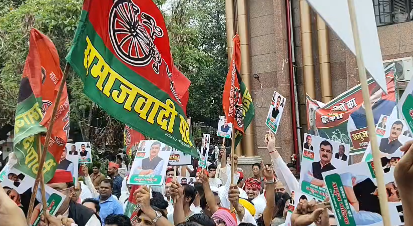 bstvlive's tweet photo. बिजनौर
➡कई मांगों को लेकर सपा का प्रदर्शन
➡सपा के कार्यकर्ताओं को पुलिस ने रोका
➡बैरिकेड तोड़ सपाई कलेक्ट्रेट परिसर में घुसे
➡पुलिस और सपाई के बीच धक्का-मुक्की
➡महंगाई सहित बेरोजगारी, पेपर लीक पर प्रदर्शन
➡बिजनौर कलक्ट्रेट में सपाइयों का प्रदर्शन
#Bijnor #SPNews @bijnorpolice @Uppolice