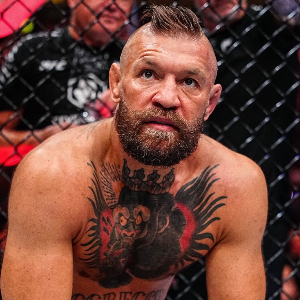 KirmiziKoseMMA's tweet photo. Conor McGregor: “Gittikçe yaklaşıyorum! 🇮🇪🙏

İnancım koşulsuzdur ve bunu yaşayarak gösterebildiğim için şükrediyorum!

Yaşam tarzımdaki değişiklikler geçici değil, kalıcıdır. Bunu yaşayarak gösterebildiğim için şükrediyorum.

Günahlar şehrindeyim ama her türlü günahtan tamamen uzak duruyorum. O kapıyı açmayacağım, mührünü de çatlatmayacağım! Şimdiden yeniden galibiyetler toplamaya başladım! İsa’nın adıyla dua ediyorum!

Bugünkü kilise ayini çok yoğundu. Kalbim ağır ama Mesih sayesinde zihnim GÜÇLÜ! Ailemin her geçen gün Tanrı’ya daha çok bağlandığını görmekten büyük minnettarlık duyuyorum!

Ben Tanrı’nın bir evladıyım. Ben Tanrı’nın dostuyum. Tanrı, yol görünmeyen yerde bana bir yol açar. Ben şartlarımın kurbanı değilim, onların üstesinden gelirim. Tanrı bende kendi iyi isteğini gerçekleştirmek için çalışıyor. Gençliğim kartallar gibi yenileniyor! İsa sayesinde derinden seviliyorum, değer görüyorum, el üstünde tutuluyorum. İlahi sağlık içinde yürüyorum. Doğaüstü koruma altında yaşıyorum.

Her şey benim iyiliğim için sonuçlanıyor!

İnanan biri olduğum için benim için her şey mümkündür!

Ameliyat. Ameliyat öncesi hazırlık. Dövüş sanatları antrenmanlarına dönüş. Yeniden denemek. Sözleşmemdeki son dövüş. Lütfen Tanrım!

Sana güveniyorum Rabbim! Bana yolunu göster. Teşekkür ederim Tanrım. 🙏’’