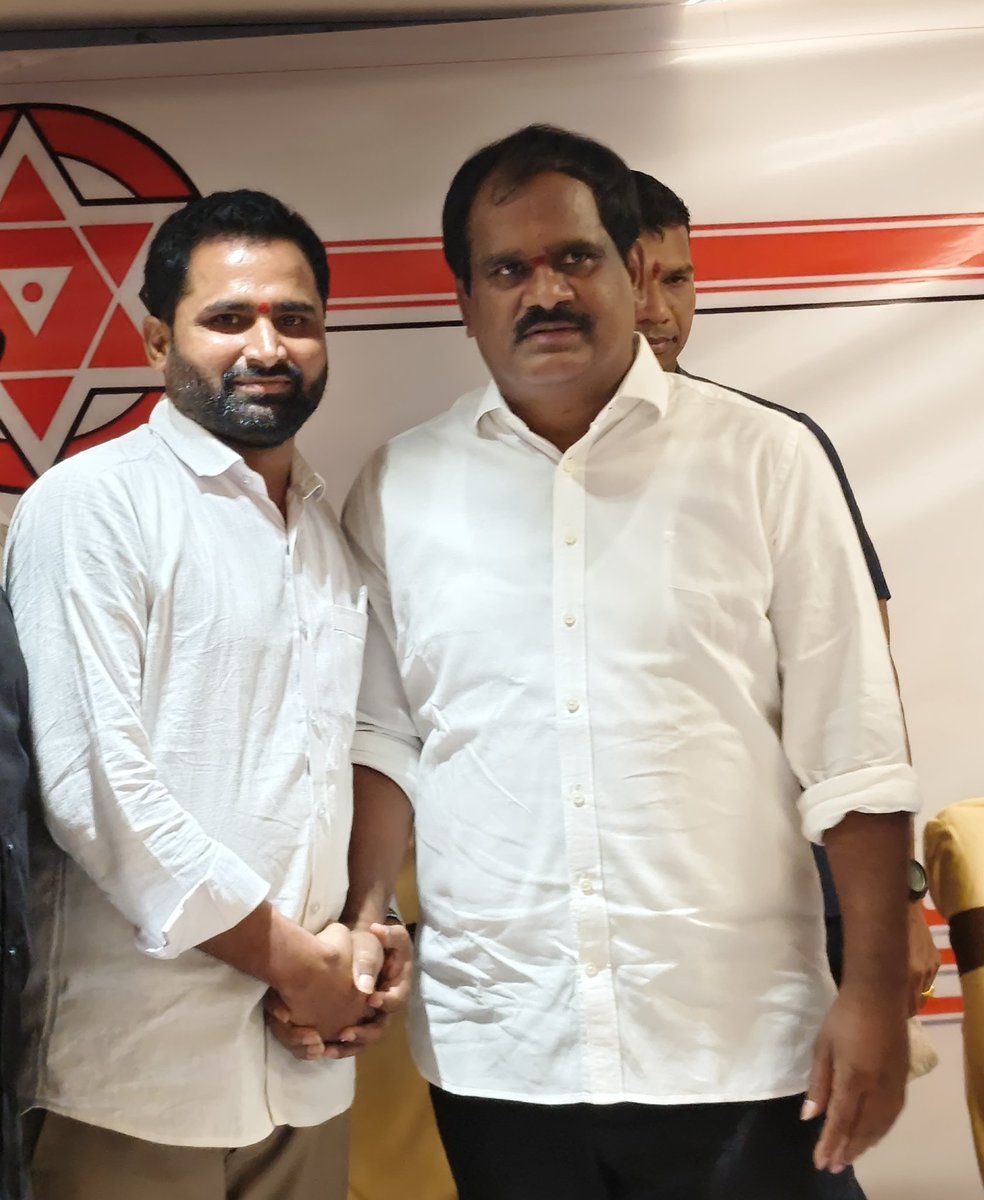 JSP_MuraliMohan's tweet photo. విశాఖపట్నం దక్షిణ నియోజకవర్గ @JanaSenaParty శాసనసభ్యులు
గౌ|| శ్రీ చెన్నుబోయిన వంశీకృష్ణ శ్రీనివాస్ యాదవ్ గారితో

సమావేశం జరిగింది. 

నియోజకవర్గంలోని ప్రజా సమస్యలు, పార్టీ బలోపేతం మరియు రాబోయే కార్యక్రమాలపై చర్చించడం జరిగింది.

పార్టీ బలోపేతానికి, ప్రజా సేవకు మరింత కృషి చేద్దాం.

#JanaSenaParty #ChennuboinVamsiKrishna #VisakhapatnamSouth #SrikakulamParliament #DataCollection