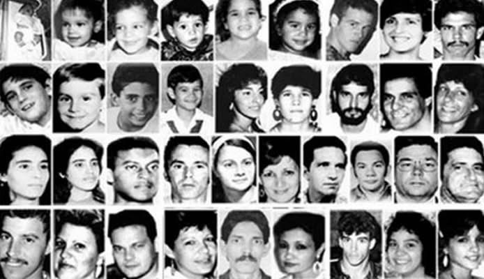 CubanetNoticias's tweet photo. 🖤41 muertos, entre ellos 10 niños: Los asesinos nunca fueron juzgados.  🖤

El remolcador “13 de Marzo” zarpó del Puerto de La Habana e inmediatamente fue perseguido por dos barcos durante 45 minutos 

A siete millas de distancia, otras dos embarcaciones mayores embistieron al viejo remolcador 👇

Una lo bloqueó por delante, mientras la otra la chocó por atrás, partiéndole la popa

Los barcos que lo siguieron desde el inicio lanzaban chorros de agua a presión contra las personas en cubierta.

La embarcación se hundió con más de 70 civiles desarmados a bordo. Más de 40 murieron, entre ellos 10 niños. 

Los sobrevivientes han afirmado que los tripulantes de los barcos cubanos estaban vestidos de civil y que no les prestaron auxilio cuando se estaban hundiendo 🇨🇺.