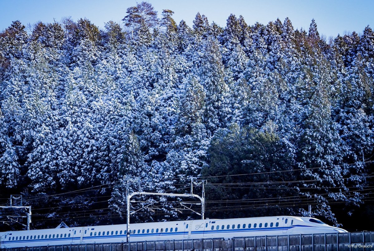_okka3785's tweet photo. 僕のコダワリ。鉄道写真を撮るとき、その車両が輝いている瞬間を撮りたい。振り子車両はカーブで撮りたいし、SLは力行で撮りたい。流線型は側面から見せたいし、ディーゼルカーは非電化で撮りたい。もちろん全部が全部そうではないけど、なんとなく意識するコダワリ。 https://t.co/HlDECLnpcm