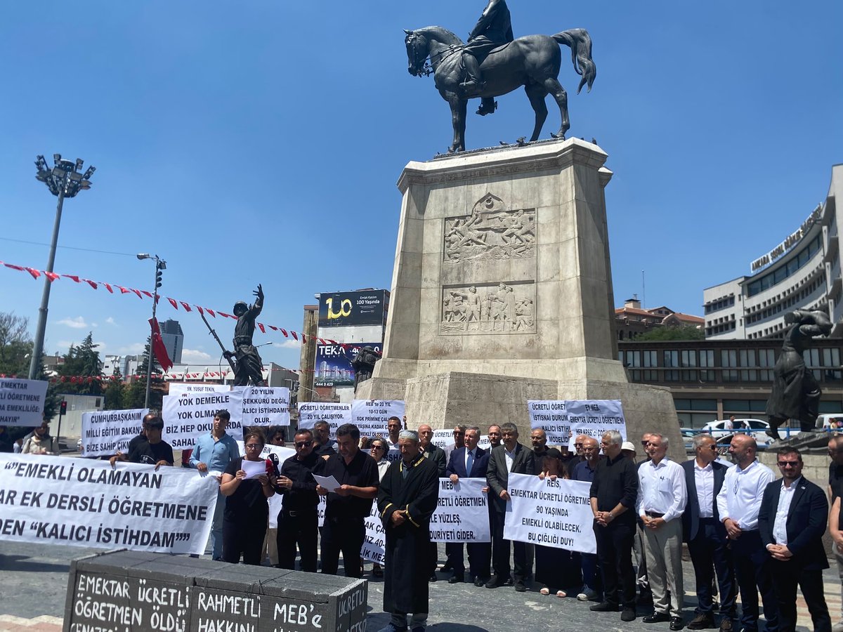 selcukozdag's tweet photo. Öğretmenlerimiz haykırıyor:

“Ey MEB, emektar ücretli öğretmenlerle yüzleş, mağduriyeti gider!”

Bugün Ulus Meydanı’nda, Ücretli Öğretmenler Dayanışma Derneği tarafından düzenlenen basın açıklamasına katıldık.

Yıllardır aynı sıralarda görev yapan, aynı emeği veren öğretmenlerin güvencesizlik, düşük ücret ve belirsizlik içinde çalıştırılması asla kabul edilemez. 

Eğitimde adalet, öğretmene adaletle başlar!!!

Ücretli öğretmenlerimizin haklı taleplerinin takipçisi olmaya, bu mağduriyetin TBMM’de sesi olmaya devam edeceğiz:

-Taban aylığı belirlenmelidir
-Sgk primleri tam olarak ödenmelidir 
-Öğretmen ihtiyacı sözleşmeli ya da ücretli değil kadrolu olmak suretiyle giderilmelidir. 

@tcmeb @Yusuf__Tekin