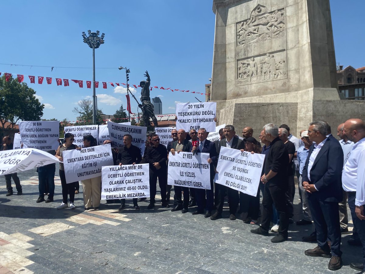 selcukozdag's tweet photo. Öğretmenlerimiz haykırıyor:

“Ey MEB, emektar ücretli öğretmenlerle yüzleş, mağduriyeti gider!”

Bugün Ulus Meydanı’nda, Ücretli Öğretmenler Dayanışma Derneği tarafından düzenlenen basın açıklamasına katıldık.

Yıllardır aynı sıralarda görev yapan, aynı emeği veren öğretmenlerin güvencesizlik, düşük ücret ve belirsizlik içinde çalıştırılması asla kabul edilemez. 

Eğitimde adalet, öğretmene adaletle başlar!!!

Ücretli öğretmenlerimizin haklı taleplerinin takipçisi olmaya, bu mağduriyetin TBMM’de sesi olmaya devam edeceğiz:

-Taban aylığı belirlenmelidir
-Sgk primleri tam olarak ödenmelidir 
-Öğretmen ihtiyacı sözleşmeli ya da ücretli değil kadrolu olmak suretiyle giderilmelidir. 

@tcmeb @Yusuf__Tekin