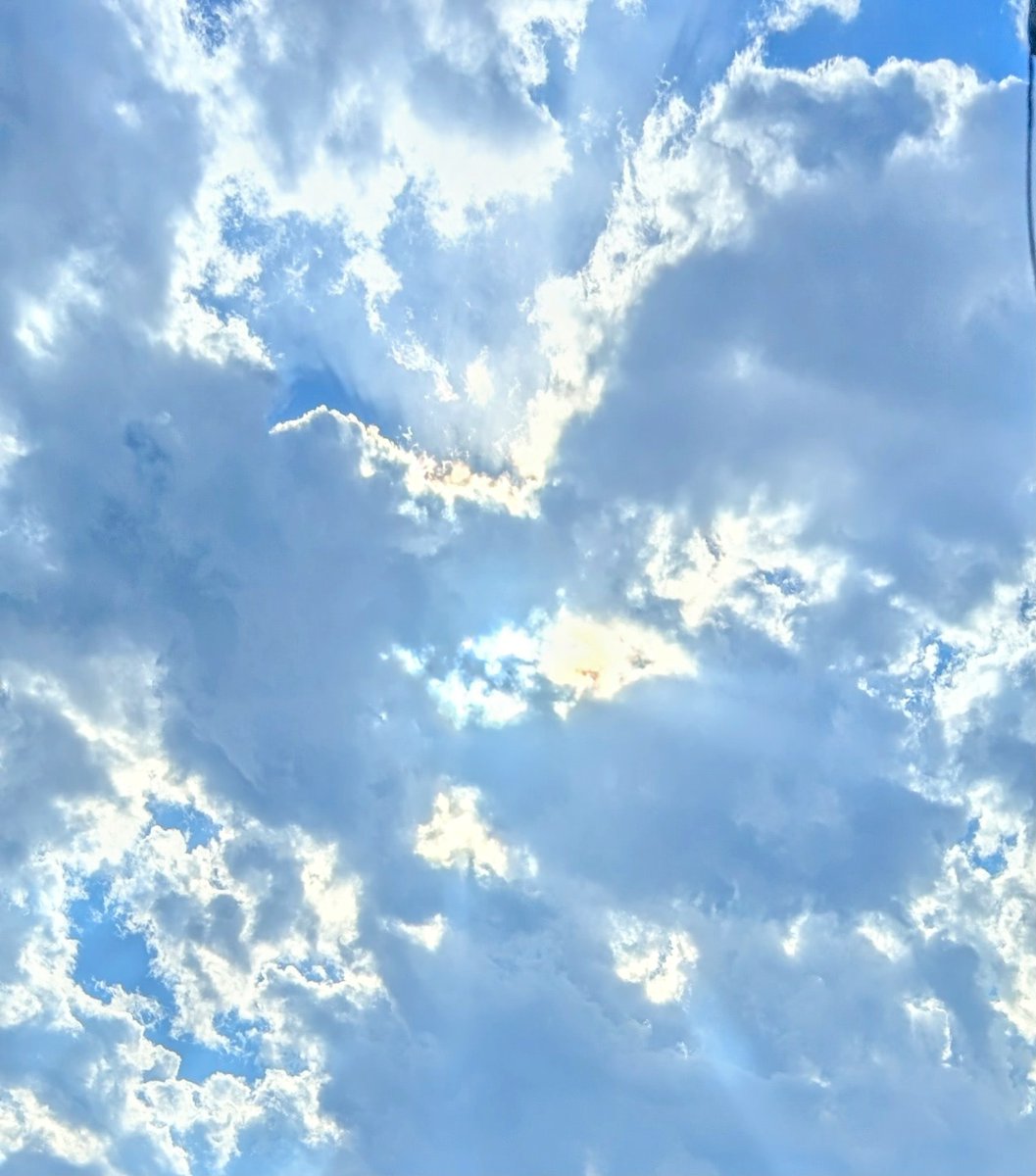 93502011's tweet photo. もうすぐ。きっと雨、あがるね https://t.co/i4fBZ8klME