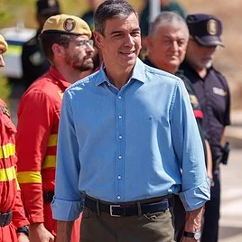 veintimillapie's tweet photo. Pedro Sánchez, en el incendio de Los Gallardos: «Desde el Gobierno de España hemos puesto a disposición todos los recursos que se nos han requerido»
Este sigue como en la DANA de Valencia, si quieren algo que lo pidan. https://t.co/wWbIaGRFEM