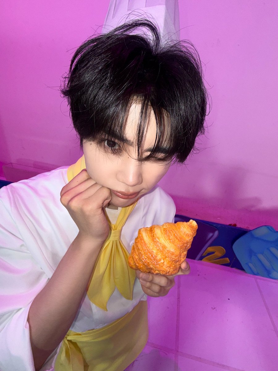 pgwchats's tweet photo. 260713 🧸📷💬 [8:34pm kst]

- just how many times i strucked that pose..
- since the wookjjonku trend has passed
- say glutinous rice dowooknut instead
- actually there's no change in the pose
- i'll try pressing my cheeks a bit harder https://t.co/3uYFsztKbG