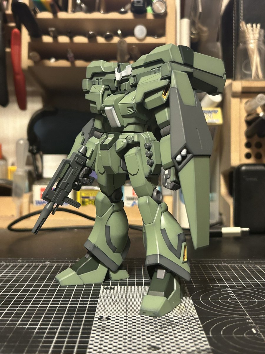 magi__n's tweet photo. 装備品含めて塗装完了（余剰パーツのジェガン武装もついでに🤣）
あとコイツの両手装備品は椀部のピン穴に差し込んで組むという煩わしさがあったので椀部内と装備側に磁石を仕込んで簡単に取り外しできるようにてます👍
次はスミ入れしていきます🫡

#ガンプラ
#ガンプラ好きな人と繋がりたい https://t.co/Ijg9jcIIKP