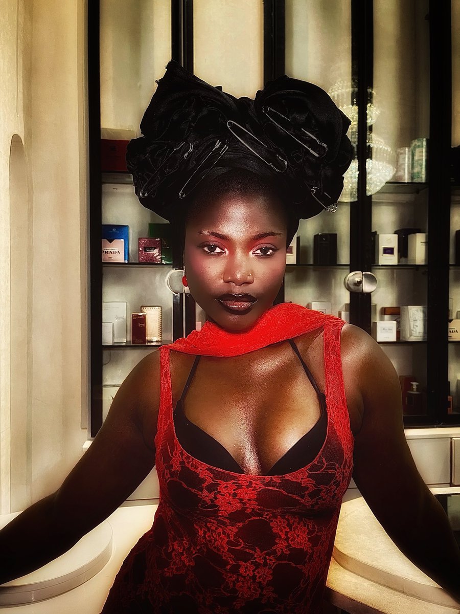 fimiwiththeflow's tweet photo. The girl that said to use your bra as an accessory, I hope they eyp from the back daily! 

It’s such a serve https://t.co/LKndCaqxUo