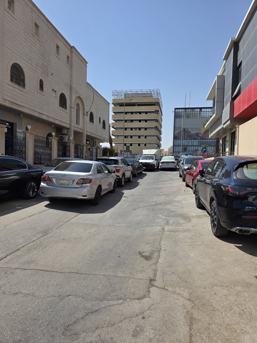 911Aboabdullah's tweet photo. @Riyadh_Parking @Amanatalriyadh #مواقف_الرياض
والله العظيم ان المواقف متوفره على طريق الملك عبدالله لكن شاهد مدخل الحاره وتعال اسمع صوت المنبهات ازعاج مقرف جميع السيارات متسربه من دفع الرسوم وغير مسموح لها الوقوف !!! اين مواقف الرياض؟ حي الملك سلمان الواحه سابقا https://t.co/UYq1DsuElh