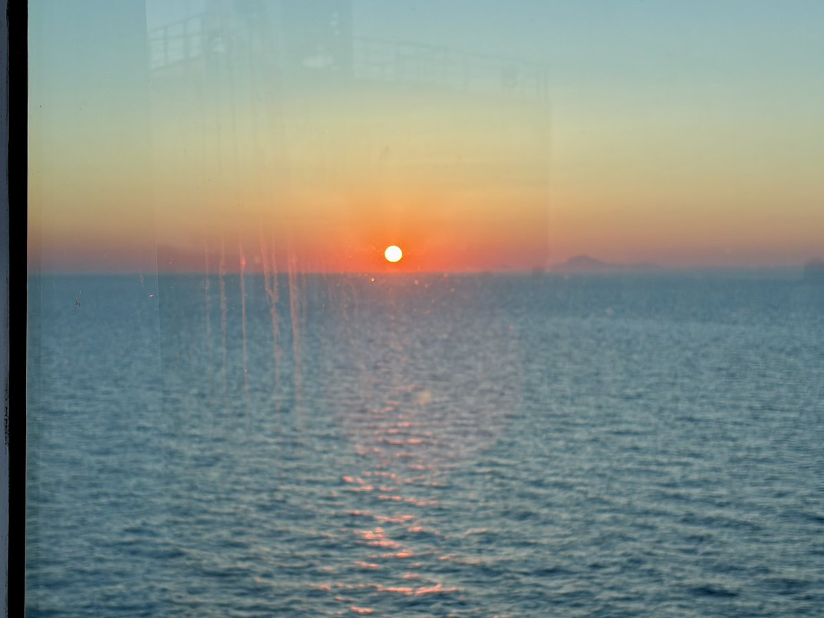 Mmtk204's tweet photo. 真っ青な海🌊 幻想的なサンセット🌅

#夏休み  #リフレッシュ https://t.co/0ZkE0eFzDX