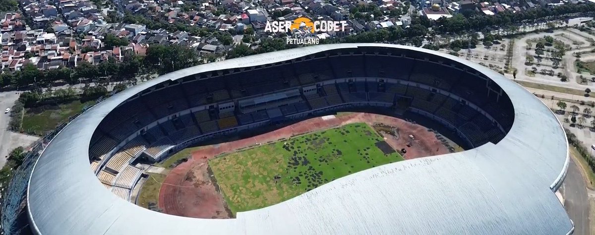 persibglory's tweet photo. Paradoks Persib Bandung: Skuad Elite, Infrastruktur Sulit? 

Persib Bandung saat ini seolah memamerkan dua sisi mata uang yang berbeda. 

Di atas kertas, klub ini menunjukkan dominasi yang mengesankan: meraih tiga gelar juara secara beruntun, mengamankan tiket untuk berlaga di kompetisi tingkat Asia, hingga bursa transfer yang agresif membidik pemain-pemain elite—terlebih dengan menguatnya rumor kedatangan sosok "Mr. P". 

Daya tarik klub pun terbukti tak surut, tercermin dari ludesnya tiket laga terakhir musim lalu meski dibanderol dengan rekor harga termahal di liga.

—

Namun, segala kemegahan dan ambisi besar tersebut terasa kontradiktif ketika dihadapkan pada realitas operasional dan infrastruktur klub. 

Terdapat sejumlah catatan kritis yang mengindikasikan adanya celah dalam manajemen:

▪️Kesiapan Atribut Resmi

Absennya logo apparel (Kelme) pada seragam latihan jajaran pelatih memunculkan kesan ketidaksiapan dan kurangnya perhatian manajemen terhadap detail manajerial tim.

▪️ Bayang-bayang Sanksi FIFA

Nama Persib masih tercatat dalam daftar larangan pendaftaran pemain (Ban List) FIFA. 

Meskipun manajemen masih memiliki waktu untuk menyelesaikannya, penyelesaian yang berlarut-larut ini menimbulkan preseden buruk.

▪️Pemeliharaan Stadion GBLA

Berdasarkan pantauan dari berbagai sumber, kondisi lapangan utama GBLA tampak memprihatinkan dan kurang terawat, terlepas dari dalih bahwa proses pembenahan tengah berlangsung.

▪️Kelayakan Fasilitas Latihan

Infrastruktur lapangan latihan tim menuai kritik tajam. Asisten pelatih, Igor Tolic, bahkan secara terbuka menyatakan bahwa kualitas lapangan yang digunakan saat ini tidak memenuhi standar kelayakan untuk tim profesional.

—

Berbagai ironi ini memunculkan pertanyaan lanjutan di kalangan publik sepak bola. 

Menjadi sebuah anomali bagi @persib ketika ambisi besar untuk mendatangkan pemain berlabel bintang justru tidak diimbangi dengan penyediaan infrastruktur dasar yang memadai. 

Pertanyaannya: pemain elite, mengapa infrastruktur sulit? Dhit, tolongin, Dhit. 🤷🏻‍♂️😮‍💨