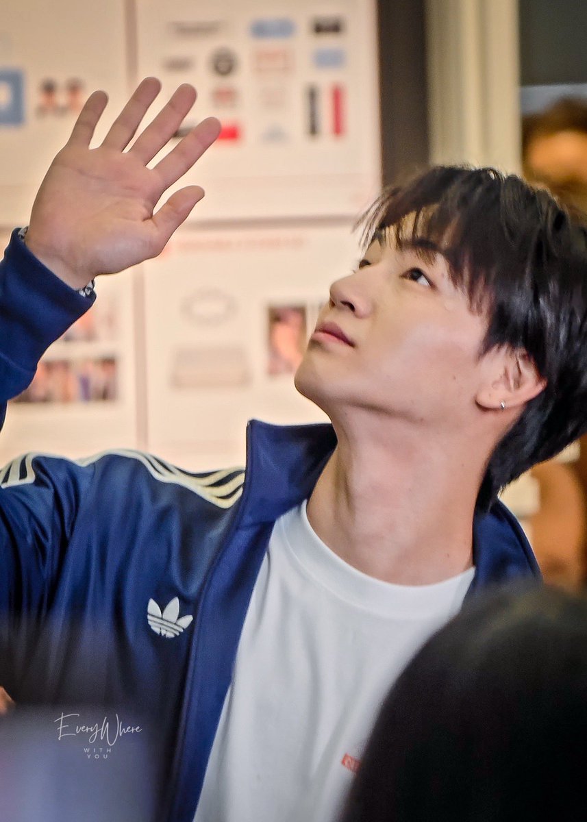 pladaozaa's tweet photo. ลุควันนี้หล่ิอมากๆๆๆๆๆ 

#JAYB #제이비
#SiamDiscoveryxJAYB https://t.co/kwdnNCYayg
