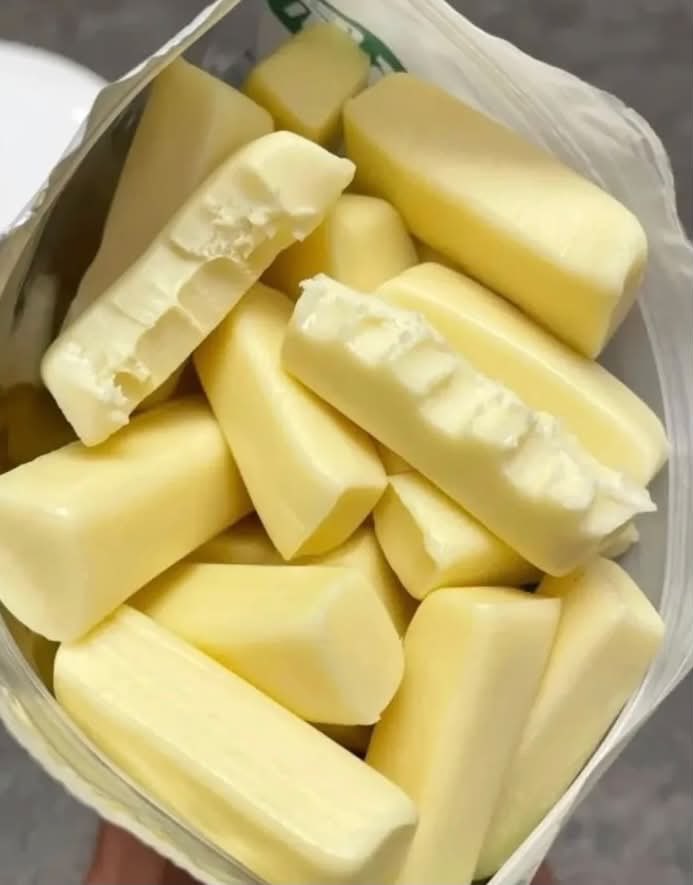 yqounger's tweet photo. normal ga si kalau sarapan cuma makan milk cheese? soalnya enak banget https://t.co/Uw7Od9XOCd