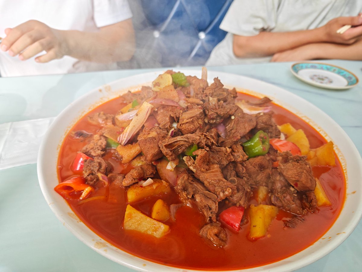 dbdx0c's tweet photo. Nothing beats a bowl of belt noodles soaked in Dapanji soup.
没有什么比吸饱大盘鸡汤汁的皮带面更治愈。
#BigPlate https://t.co/ON6aGw3rLl