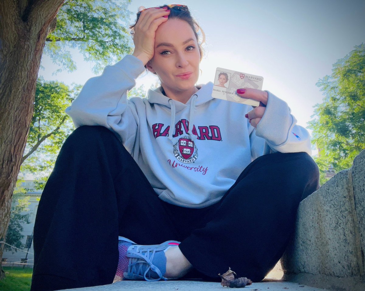 pevchikh's tweet photo. А что вы знаете про долгосрочное планирование?! 

Принимаю поздравления по поводу поступления в Гарвард. Придумала я эту авантюру в 2007, но вот, только сейчас получилось реализовать. Чему я одновременно я очень и рада, и в ужасе. 

Главное дело моей жизни, отдел расследований фбк, на ближайший год переходит в ведение…. Жореса @Alburov  . Не обижайте его и не пририсовывайте в мемы со сталиным и исчезающими с фото людьми. 

Подробнее написала тут https://t.co/UhehXMD41y