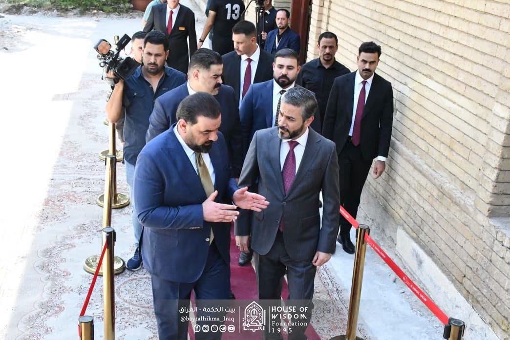 Drnaeemyasir's tweet photo. استقبلنا اليوم في مقرِّ بيت الحكمة السيد رئيس مجلس النواب العراقي الأستاذ هيبت الحلبوسي.
وخلال اللقاء، قدّمنا شرحًا مفصلًا عن رسالة بيت الحكمة وأهدافه وآليات عمله، وما يضطلع به من مهام علمية وفكرية في مجالات البحث والدراسات الاستراتيجية، مؤكدين أهمية تعزيز التعاون بين السلطة التشريعية وبيت الحكمة، بوصفه مؤسسةً حضاريةً وفكريةً تُعنى بإنتاج المعرفة وتقديم الدراسات والبحوث الرصينة التي تسهم في دعم صناعة القرار، وترسيخ الحوار العلمي والثقافي، وتعزيز التكامل بين ال��ؤسسات الدستورية والمراكز البحثية والفكرية، بما يخدم المصلحة الوطنية ويدعم مسيرة التنمية والإصلاح.