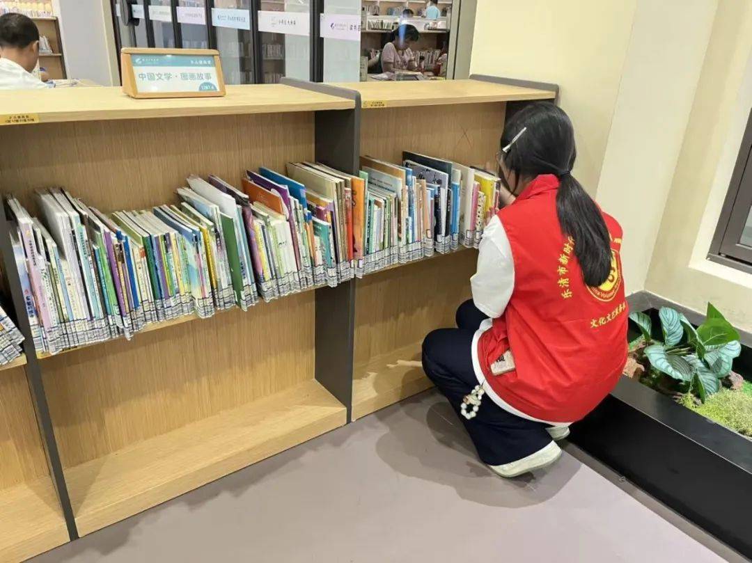 skylife440's tweet photo. Spent this weekend sorting books at the local community library volunteer event  Helped organize over 300 kids’ books for the coming reading fair, seeing little smiles makes every minute worth it! #VolunteerWork #CommunityLove， https://t.co/m9YwlZD4Bq
