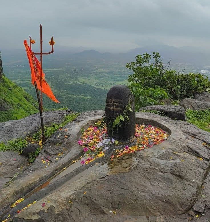 Durgeshk563's tweet photo. ललाट पर है चन्द्र और हाथ में त्रिशूल है
संसार केवल माया है शिव ही तो मूल हैं।

हर हर महादेव https://t.co/x1OiigpZeE