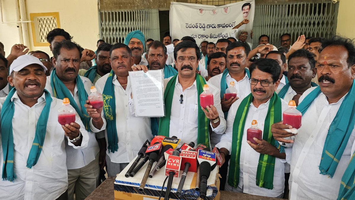 VPR_BRS's tweet photo. 👉 నా రక్తం తీసుకోండి....రైతులకు కాళేశ్వరం నీళ్��ివ్వండి ముఖ్యమంత్రి రేవంత్ రెడ్డి కి విజ్ఞప్తి

👉 ముప్కాల్ పంపు హౌజ్ సాక్షిగా రక్తం ఇచ్చి వినూత్న నిరసన తెలిపిన మాజీ మంత్రి వేముల ప్రశాంత్ రెడ్డి

👉 కేసీఆర్ కట్టిన పంప్ హౌస్‌లు సిద్ధంగా ఉన్నాయి.. రేవంత్ రెడ్డి బేషజాలు వీడి కన్నెపల్లి బటన్ నొక్కి కాళేశ్వరం జలాలతో వరద కాలువ ద్వారా ఎస్సారెస్పీని నింపాలి

👉 SRSP లో 15 టీఎంసీల నీరున్నా రైతులకెందుకు నీరు ఇవ్వరు?...ఎస్సారెస్పీ నుండి తక్షణమే 4 టీఎంసీల నీటిని విడుదల చేసి రైతులను ఆదుకోవాల���

👉వరద కాలువ, కాకతీయ కాలువ,లక్ష్మి కెనాల్,గోదావరి, ప్యాకేజీ-21 మెంట్రాజ్ పల్లి పంప్ హౌస్, గుత్ప–అలీసాగర్ పథకాలకు తక్షణమే నీటిని కేటాయించాలి

👉 నీరు విడుదల చేయని పక్షంలో వరదకాలువలో , పెద్దవాగులో , కప్పలవాగులో, గోదావరిలో, కాకతీయ కెనాల్ లో, లక్ష్మి కెనాల్ లో ఆందోళనకు దిగుతామని ప్రభుత్వానికి హెచ్చరిక

తెలంగాణ రాష్ట్రంలో నెలకొన్న తీవ్ర వర్షాభావం, కరవు పరిస్థితుల కారణంగా రైతులు తీవ్ర ఆందోళనకు గురవుతున్నారని, ఎండిపోతున్న పంటలను కాపాడేందుకు రేవంత్ రెడ్డి కాంగ్రెస్ ప్రభుత్వం రాజకీయాలను పక్కనబెట్టి తక్షణమే కాళేశ్వరం జలాలను విడుదల చేయాలని బాల్కొండ ఎమ్మెల్యే, మాజీ మంత్రి శ్రీ వేముల ప్రశాంత్ రెడ్డి రాష్ట్ర ప్రభుత్వాన్ని డిమాండ్ చేశారు.

ఎస్సారెస్పీ పునరుజ్జీవన పథకంలో భాగంగా నిర్మించిన ముప్కాల్ పంప్ హౌస్ వద్ద రైతులతో కలిసి వినూత్న నిరసన చేపట్టిన ఆయన, నా రక్తం తీసుకోండి...."రైతులకు మాత్రం నీళ్లు ఇవ్వండి...అంటూ స్వయంగా రక్తదానం చేసి నిరసన వ్యక్తం చేశారు. అనంతరం బాల్కొండ రైతుల రక్తపు సీసాలు, వినతిపత్రాన్ని ఎస్సారెస్పీ అధికారులకు అందజేసి, ముఖ్యమంత్రి రేవంత్ రెడ్డికి పంపించాలని కోరారు.

ఈ సందర్భంగా  ఎమ్మెల్యే వేముల మాట్లాడుతూ..

గతంలో వర్షాభావ పరిస్థితులపై ప్రశ్నించిన విలేకరికి ముఖ్యమంత్రి రేవంత్ రెడ్డి "వాళ్ళ రక్తం చల్లితే పంటలు పండు���ాయి ?" అని రాక్షసంగా వ్యాఖ్యానించారని గుర్తు చేశారు. ముఖ్యమంత్రి అడిగినట్లుగానే నేడు నాతో పాటు బాల్కొండ రైతులు తమ రక్తాన్ని ఇస్తున్నారని, ఇప్పుడు అయినా రైతుల పంటలను కాపాడేందుకు నీళ్లు విడుదల చేయాలని ఆయన డిమాండ్ చేశారు.

గోదావరిలో కాళేశ్వరం వద్ద రోజుకు 10 టీఎంసీ ల నీరు సముద్రంలోకి వృథాగా వెళ్తోందని, వెంటనే కన్నెపల్లి పంప్ హౌస్ మోటార్లను ప్రారంభించి ఆ నీటిని ఎల్లంపల్లి కి తీసుక���వచ్చి అక్కడ నుండి వరద కాలువలోకి ఎత్తిపోసే అవకాశం ప్రభుత్వానికి ఉందన్నారు.వరద కాలువపై కేసీఆర్ కట్టిన రాంపూర్ , రాజేశ్వరరావుపేట, ముప్కాల్ పంప్ హౌస్‌లు పూర్తిగా సురక్షితంగా, రివర్స్ పంపింగ్‌కు సిద్ధంగా ఉన్నాయని వాటి ద్వారా నీటిని ఎత్తిపోసి  శ్రీరాంసాగర్ ప్రాజెక్ట్ లో కాళేశ్వరం జలాలను పోయాలని డిమాండ్ చేసారు.

ప్రస్తుతం ఎస్సారెస్పీలో సుమారు 15 టీఎంసీల నీరు అందుబాటులో ఉందని, నిజామాబాద్ జిల్లా రైతుల అత్యవసర అవసరాల కోసం వెంటనే 4 టీఎంసీల నీటిని విడుదల చేయాలని డిమాండ్ చేశారు.

ఆ 4 టీఎంసీలను క్రింది విధంగా వినియోగించాలని సూచించారు

వరద కాలువకు – 0.5 టీఎంసీ
కాకతీయ కాలువకు – 0.5 టీఎంసీ
గోదావరి నదికి – 0.5 టీఎంసీ
మెంట్రాజ్ పల్లి పంప్ హౌస్ (ప్యాకేజీ-21) ద్వారా కప్పలవాగు, పెద్దవాగులకు – 0.5 టీఎంసీ
గుత్ప–అలీసాగర్ ఎత్తిపోతల పథకాలకు, చెరువుల నింపుదలకు – 2 టీఎంసీలు
ఈ విధంగా నీరు విడుదల చేస్తే కనీసం 15 రోజుల పాటు రైతుల పంటలను కాపాడుకోవచ్చని, ఈలోపు కన్నెపల్లి పంప్ హౌస్ ద్వారా రివర్స్ పంపింగ్ చేపట్టి ఎస్సారెస్పీని తిరిగి నింపుకోవచ్చని వివరించారు.

మెంట్రాజ్ పల్లి పంప్ హౌస్‌ను ప్రారంభించడం ద్వారా కప్పలవాగు, పెద్దవాగులో నీళ్లు పారించవచ్చని,గుత్ప, అలీసాగర్ ఎత్తిపోతల పథకాల ద్వారా ఆర్మూర్, బాల్కొండ, నిజామాబాద్ రూరల్ ప్రాంతాల చెరువులు నిండడంతో భూగర్భ జలాలు ���ెరుగుతాయని తెలిపారు.

గత బీఆర్ఎస్ ప్రభుత్వ హయాంలో కేవలం  6 టీఎంసీల నీరు ఉన్నప్పటికీ రైతుల అవసరాలను దృష్టిలో పెట్టుకొని వరద  కాలువకు, కాకతీయ కాలువలకు నీటిని విడుదల చేశామని, ఇప్పుడు 15 టీఎంసీల నీరు ఉన్నప్పటికీ ప్రభుత్వం రైతులకు నీరు ఎందుకు ఇవ్వదని ప్రశ్నించారు.

ఉమ్మడి నిజామాబాద్, కరీంనగర్ జిల్లాలకు చెందిన కాంగ్రెస్ మంత్రులు, ఎమ్మెల్యేలు  రైతుల పక్షాన ముఖ్యమంత్రి వద్ద రైతుల పక్ష���న ఒత్తిడి తీసుకురావాలని కోరారు.
ఈ నెల 15వ తేదీన జరగనున్న ఇరిగేషన్ మంత్రి స్థాయిలో జరిగే SIVAM (శివమ్ )సమావేశంలో రైతుల ప్రయోజనాలకు అనుకూలంగా నిర్ణయం తీసుకోవాలని డిమాండ్ చేశారు.

 ప్రభుత్వం స్పందించకపోతే వరద కాలువ, కాకతీయ కాలువ, గోదావరి, కప్పలవాగు, పెద్దవాగు, తదితర ప్రాంతాల్లో రైతులతో కలిసి దశలవారీగా ధర్నాలు, ఆందోళనలు చేపడతానని వేముల ప్రశాంత్ రెడ్డి హెచ్చరించారు.
#BRS #KCR #KTR #brssocialmedia #brspartyonline #brspartypresident