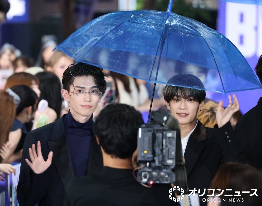 oricon's tweet photo. なにわ男子・高橋恭平
青の羽根で華やかな存在感💙

笑顔で手を振りブルーカーペット楽しむ✨️
https://t.co/g2mtp2qGZX

映画『ブルーロック』ワールドプレミア
ブルーカーペット アライバル⚽

#ブルーロック https://t.co/aAUZ8nJxxT