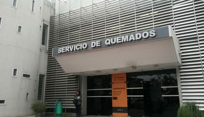 leoguevara80's tweet photo. #AHORA murió un joven de 20 años tras agonizar varias horas en el Instituto del Quemado y la justicia investiga que pasó en un domicilio de Marcos Juarez, fue rescatado por bomberos con quemaduras. Hasta ahora no se sabe si fue un accidente o ataque. Movil @radiomitrecba. https://t.co/jZ31onOR5h