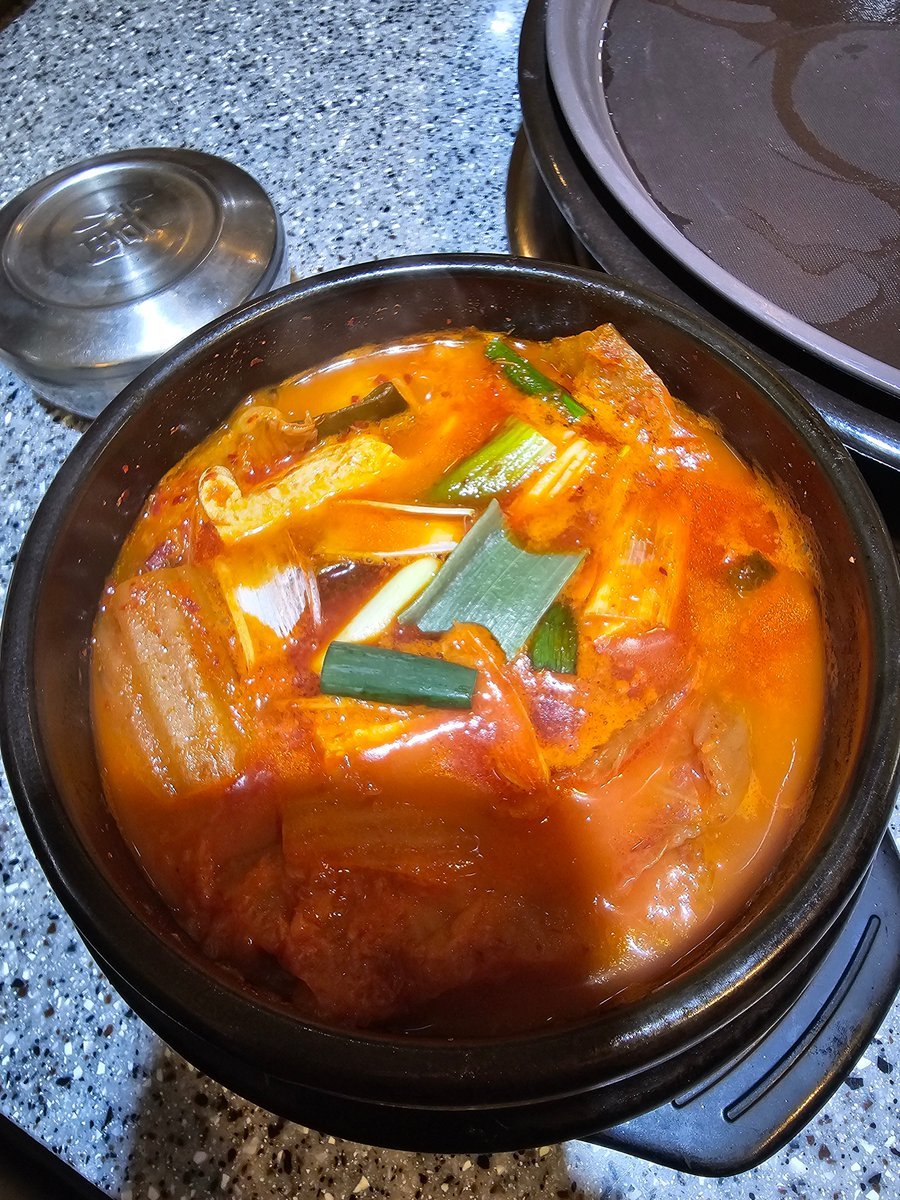 w322m's tweet photo. 韓国最終日🥹✈️
VentiがG-DRAGON先輩じゃなくなってた🥹⤵︎
咸興冷麺(カット後の姿)を食べました！まじ美味😋🫶感激😭✨️致死量のキムチを欲してキムチチゲも😇腹パン😇ここおかずおかわり自由でその中にチャプチェあって神すぎ😭👏みんな我と一緒に韓国行こうや🫨映えスポット行かんから嫌か😣 https://t.co/EfrUdGujWv