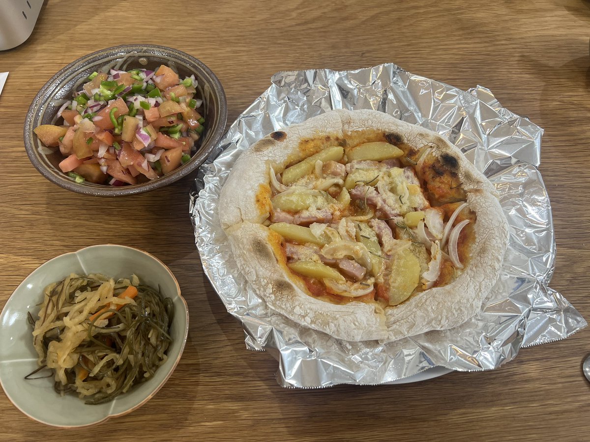 miyajima1985's tweet photo. 本日のご飯はじゃがいもベーコン玉ねぎのピザ・フレッシュトマトのアチャール🇳🇵・干し大根と刻み昆布の煮物🇯🇵
美味い😋 https://t.co/r7vD9WGztT