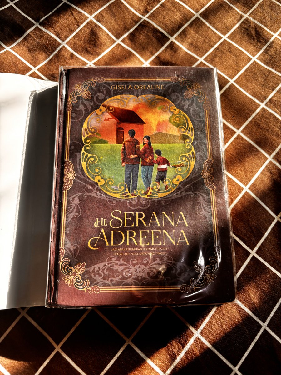 Sha_llby's tweet photo. Ini ga ada yg mau beli preloved novel novel ku kah😭😭 bisa cod oren guyyss, harganya pasti harga preloved, bisa nego juga lho🙂 https://t.co/8K21ihFoKI