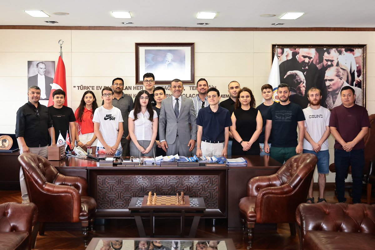 BNuriCavusoglu's tweet photo. ♟️ İlk yılında Türkiye'nin en yüksek katılımlı ve en çok ilgi gören açık satranç organizasyonlarından biri olmayı başaran Uluslararası Pamukkale Açık Satranç Turnuvası, ikinci yılında da dünya satrancının önemli isimlerini Denizli'de ağırlıyor.

Turnuva heyecanı başlamadan önce, Türkiye'nin parlayan yıldızı, genç Grand Master Ediz Gürel başta olmak üzere sporcularımızla bir araya gelerek kendilerine başarılar diledik. Denizli, sporun evrensel dilini dünyayla buluşturmaya devam ediyor.