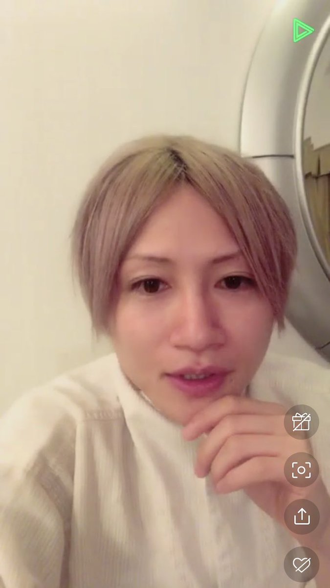 rokupy's tweet photo. 今日はこれ😆この前姫路行く時に買ったけど結局飲めなかったやつ🤣新幹線の時は基本このシリーズ😊高いけど美味しい👍本日のみくさん😁🩷ってかみくさんは今海外なのか🤔そろそろ帰ってくるのかな❓パリ？って日本からどのぐらいかかるんだろ🤔海外は韓国とグアムしか行った事ないのでわかりません😳 https://t.co/FXQWijTbmd