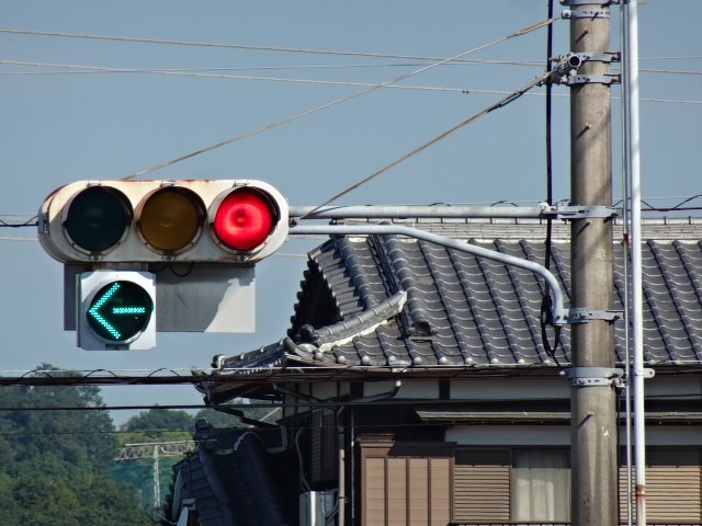 _N_station_'s tweet photo. 静岡県富士市に設置されているメーカー＆世代違い信号灯器。
3灯式は平成元年日本信号製なのに対し、矢印灯は平成18年信号電材製とその差は17年。
丁字路となっており、主道側の時差作動中に左折矢印灯が点灯する制御となっている。
2026年5月撮影。 https://t.co/MlFxgJNYhZ