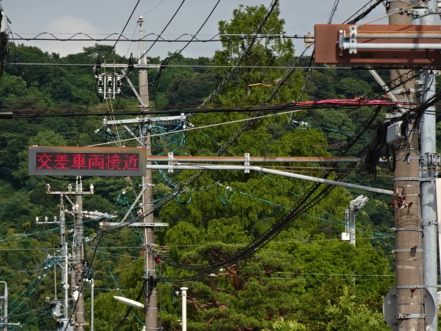 _N_station_'s tweet photo. 静岡県静岡市に設置されている平成8年京三製交差車両接近表示板。
従道側に設置されている感知器が反応すると「交差車両接近」と数回点滅し主道側に注意を促す。
見通しの悪い交差点に設置されていることが多いが、設置基準はよく分からない。
静岡県のみで見られる灯器となっている。
2026年6月撮影。 https://t.co/PtcU7Ssl3a