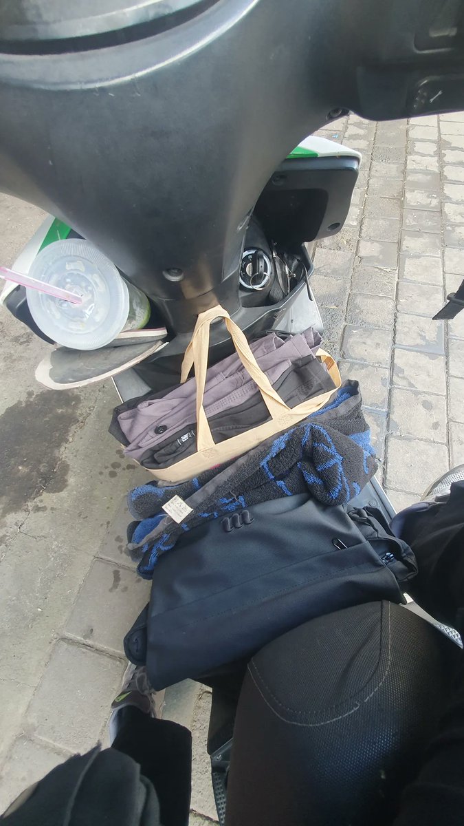 matchakamubwtc's tweet photo. Hari ini tepat 8 hari aku tinggal di jalanan, ya aku homeless. Dan sepertinya aku sudah berada di titik menyerahku selama 6 bulan ini 😊 bukan karna ga yakin ada jalan di depan, tapi aku sudah lelah dan sangat lelah. Terlebih setelah di putus hubungan oleh orang tua ku sendiri, jd udah ga ada yg perlu di pertahanin lagi. Tiap hari berganti tempat, kadang di m mart, kadang di masjid atau di manapun yg bisa di singgahin. Malu rasanya gagal jd anak dan abang buat adek ku.

6 bulan setelah semua kehancuran karir dan usahaku, aku coba bangkit tapi rasanya tuhan belum kasih izin aku untuk bangkit. Tiap hari aku harus bergelut dengan cobaan yg berganti2 tanpa jeda, aku ga tau aku salah apa? Atau sedang menjalani karma apa 😊 tapi lagi2, demi adek ku aku harus terlihat kuat. Sampai di titik aku benar2 sudah tidak punya apa2, grab molis harapan satu2 nya tapi juga skrg ga bisa aku pake karna akun ku ditangguhkan belom bayar sewa. Aku udah bener2 nyerah skrg

Soal putus hubungan dengan ibu ku, karna dia lebih membela adik tiriku ( anak dr pernikahan nya dengan suami baru ), aku menceritakan kondisiku, aku ingin pulang tapi dengan jelas dia ga ngasih aku pulang karna adik tiriku akan pergi dr rumah jika aku pulang. Dan dengan jelas juga membandingkan ku dengan orang lain, bahkan adik ku sendiri pun ga di tanya. Jd kmi berdua sudah seperti di buang dr keluarga. Dia tau aku tinggal di jalanan, dan respon nya acuh.

Capek banget selama ini hidup tanpa sandaran kayak orang2, dan kali ini aku benar2 sudah siap dengan semua keputusan ku. Aku udah berusaha untuk cari kerja, puluhan loker aku apply ga ada satupun yg manggil. Padahal pengalaman ku banyak, sales, kasir, waiter, cook, supervisor, manager resto, konten maker . Entah kenapa susah 😊

Tetep terlihat kuat dan ngeyakinin semua bakal baik2 saja. Tapi rasanya skrg hal itu udah ga bisa kita saling tutupi. Aku berusaha untuk cari uang buat bayar kost adek ku, gpp aku yg homeless asal dia enggak. Dia harus berhasil, tp keadaan memaksa ku harus menyerah dngan rasa malu, dan gagal sebagai abang. Aku cuma cerita ke chat gpt, tentang apa yg aku alami selama ini. Hanya itu yg bisa ku lakukan untuk mengurangi beban pikiran yg terlalu berat. Buat semua nya terimakasih ya, -

Beruntunglah kalian yg masih punya dan di anggap ada oleh keluarga kalian. Tolong bantu adek ku bertahan, aku sayang sama dia. Sampaikan maafku ke dia. Threads ini aku ketik di masjid, tempat ku bermalam semalam. Aku sudah menyerah, tidak ada sepeserpun, grab yg ku harapkan juga sudah tidak bisa dipakai. Kalo ada info loker bisa info ke nomor adek ku 081558183336 , tolong bntu dia bertahan. 🫂

cc : its.naka_days